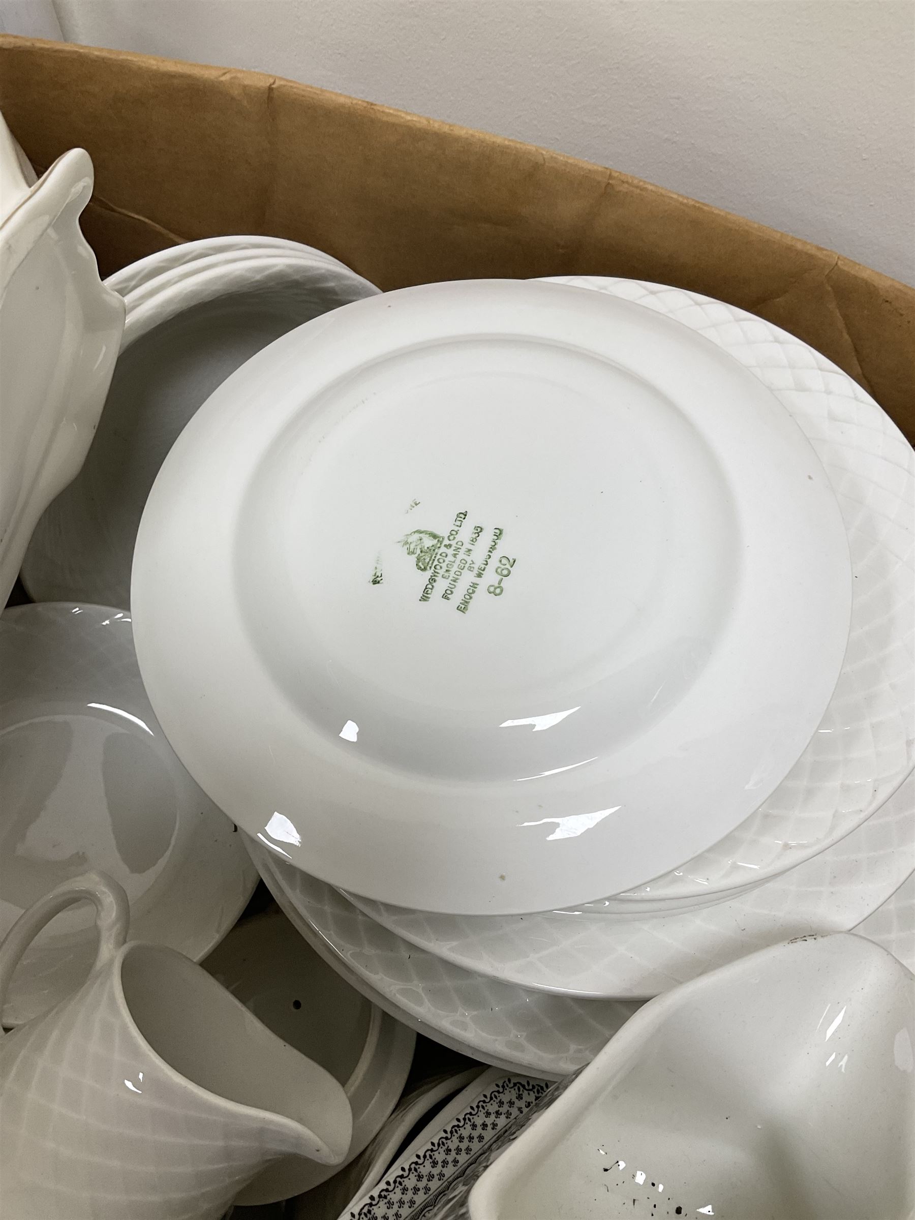 Quantity of Victorian and later ceramics to include Johnson Bros Indian Tree, Copeland Spode blue and white bowl with blue mark beneath, Masons ironstone, Wedgwood dinnerwares, fairing, studio pottery, oriental examples etc