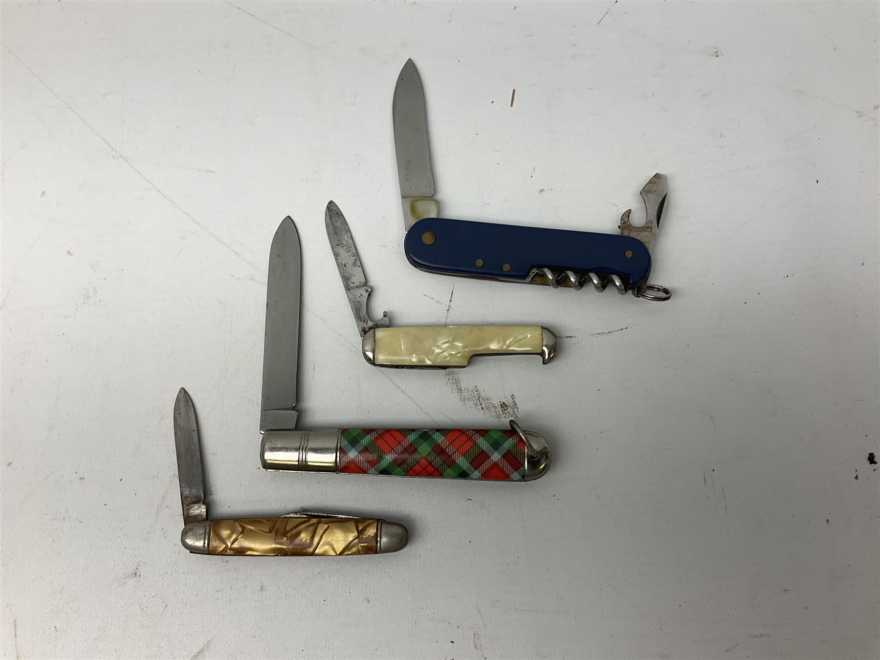 Twenty-nine pocket knives including commemorative and advertising examples, Richards of Sheffield single blade folding knife etc