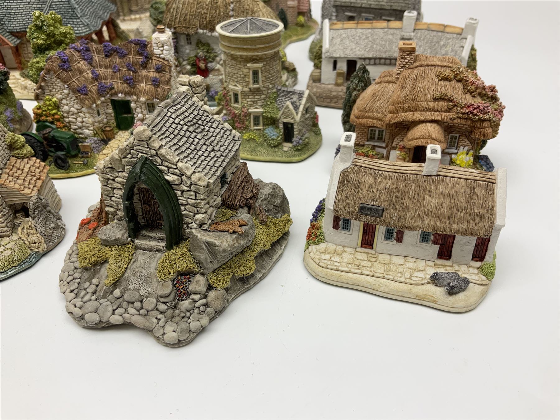 Nineteen Lilliput Lane models from the Scottish Collection, to include John Knox House, Castaway, Pineapple House, etc, all models with original boxes 