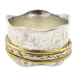 Silver spinning ring with hammered decoration, stamped 925 