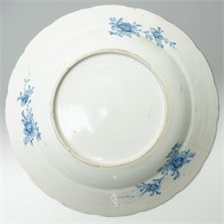 Set of five Chinese Qianlong period blue and white plates, D23cm 