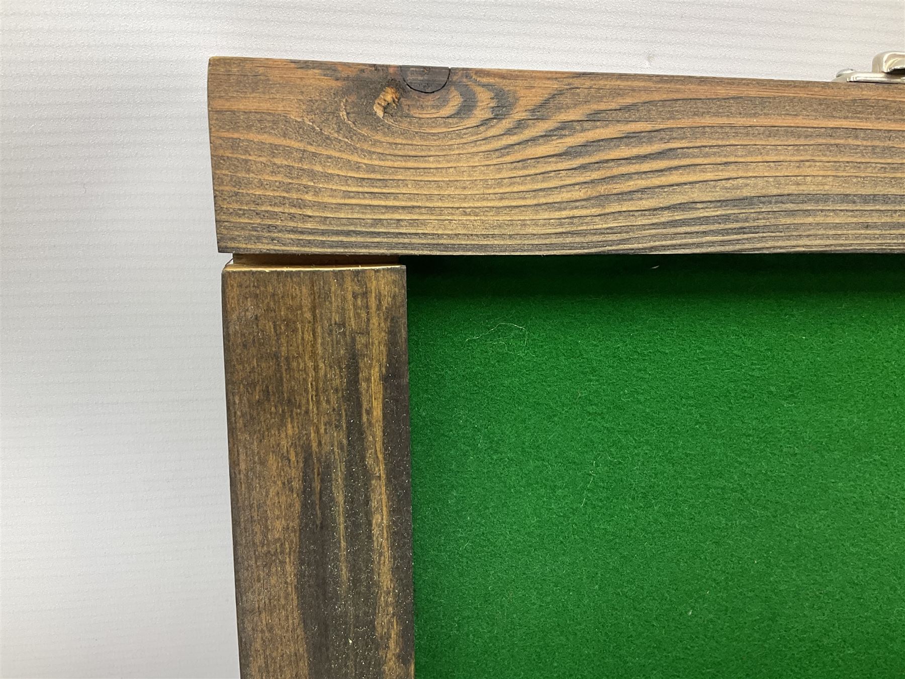 Midland Gun Company Birmingham & London 12-bore side-by-side box-lock non-ejector double barrel shotgun with 76cm damascus barrels, Prince of Wales style walnut stock with chequered grip and fore-end, top safety and engraved lock no.62160 L120cm overall; in scratch built baize lined wooden case. SHOTGUN CERTIFICATE REQUIRED.