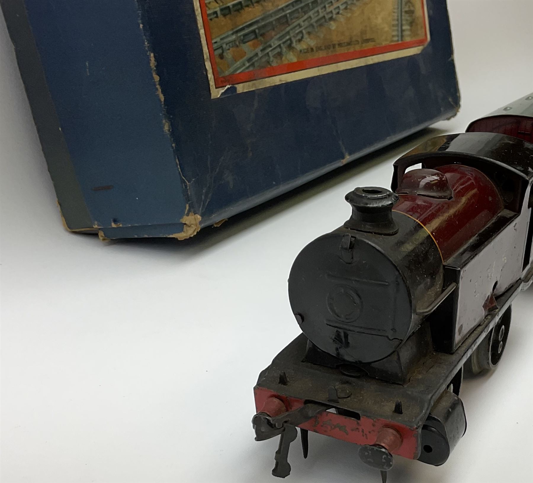 Hornby '0' gauge - Passenger Set No.21 with clockwork No.20 type 0-4-0 tender locomotive No.60985, two coaches and track, boxed; and Tank Passenger Set No.101 for spares or repair with clockwork No.101 type 0-4-0 tank locomotive No.2270, three coaches and track, boxed (2)