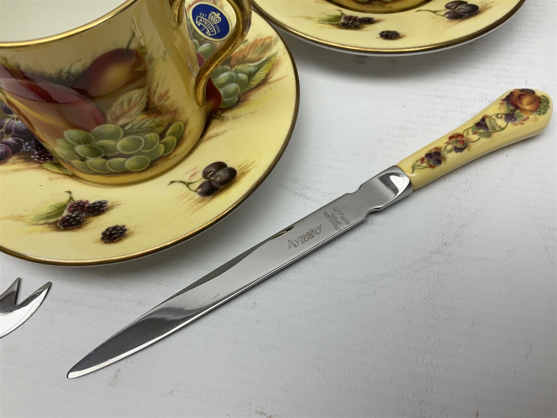 Aynsley Orchard Gold five coffee cans and saucers, mantel clock, plate etc 