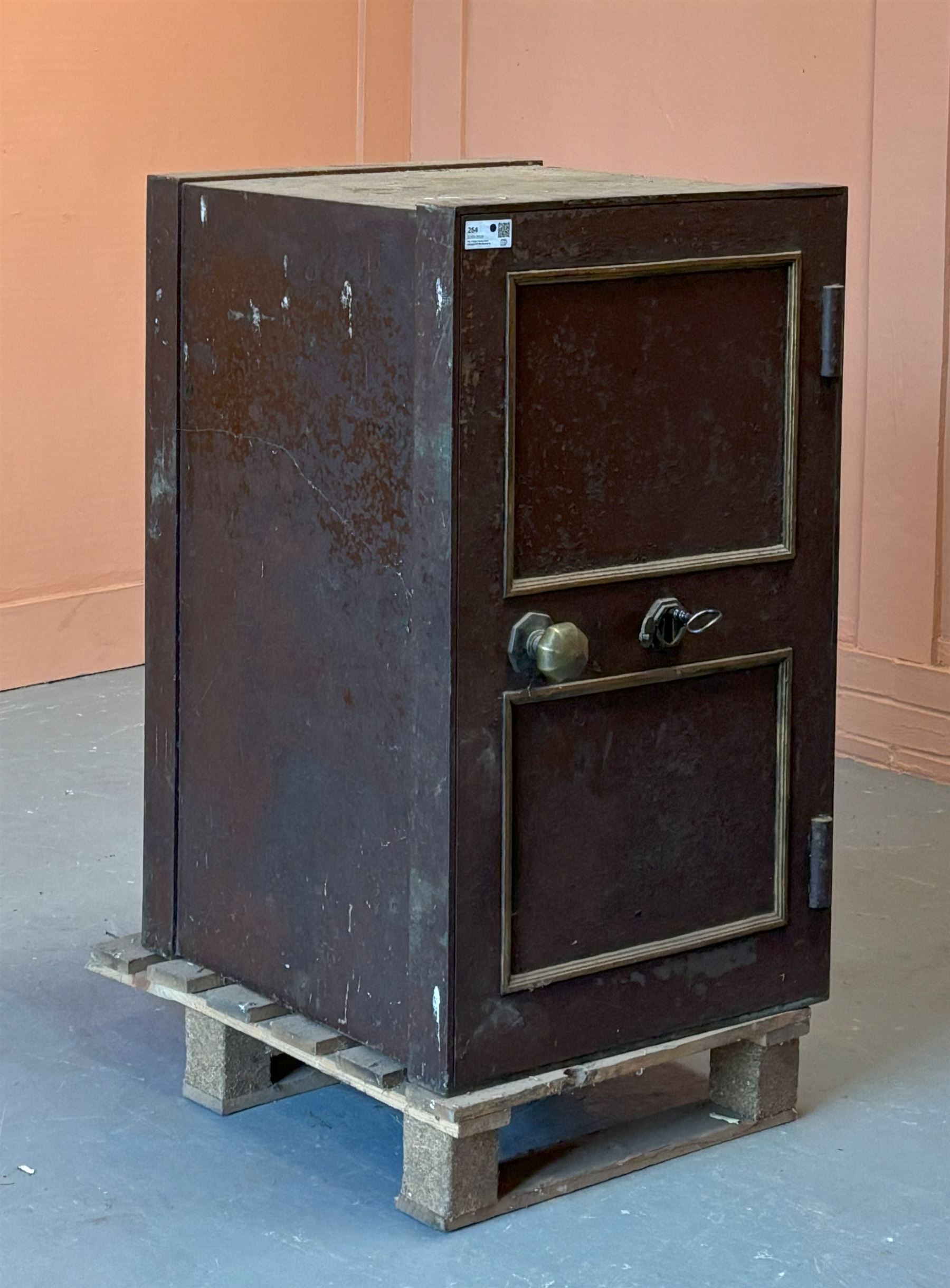 19th century plate iron strongbox / safe, complete with handle, working with key. H96cm, W58cm, D63cm - COLLECTION BY APPOINTMENT FROM: The White House, Thirsk Road, Easingwold, York, YO61 3NF - CALL 01723 507111 TO ARRANGE