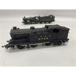 Mainline Railways ‘00’ gauge - Class J72 0-6-0T no.581 in LNER green; Class 43XX 2-6-0 no.2358 in GWR black; Class 2251 0-6-0 locomotive and tender no.3205 in GWR green; Class N2 0-6-2T no.4744 in LNER black; Class 56XX 0-6-2T locomotive; one plain 0-6-0 Tank locomotive (6) 
