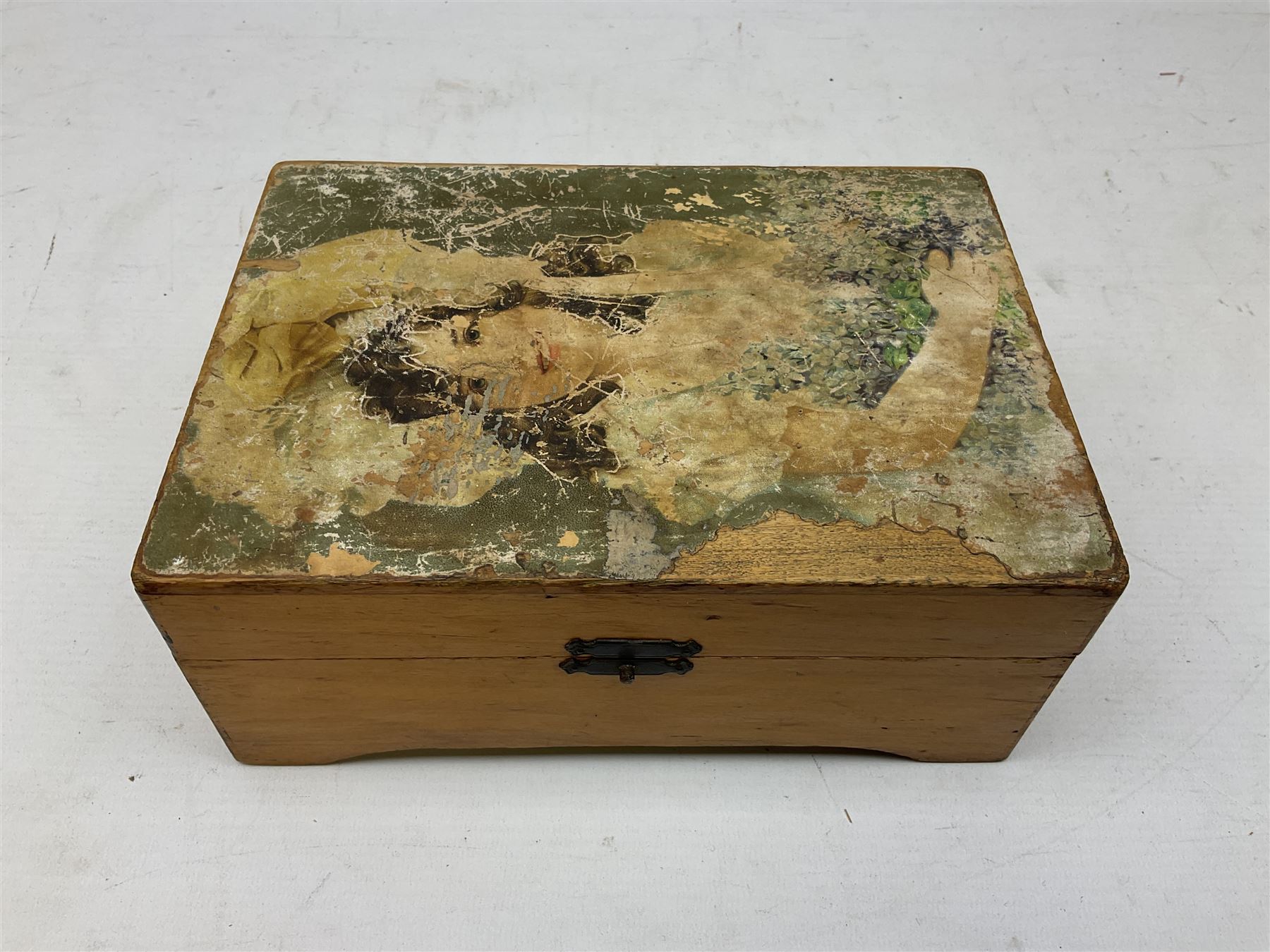 Victorian rectangular disc music box, the hinged lid with printed decoration of a young girl lifting to reveal a brass plate with single comb movement, with six discs, housed in pine case