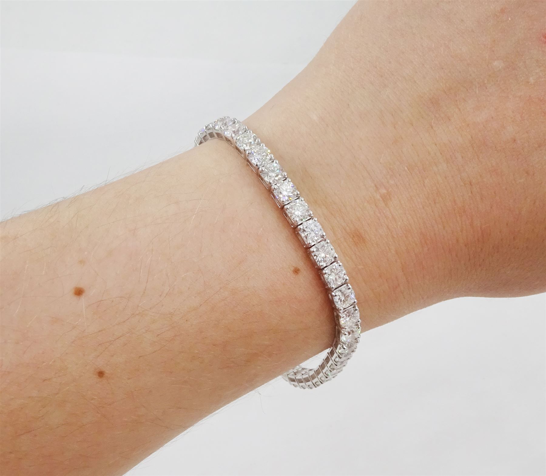 18ct white gold diamond bracelet, forty round brilliant cut diamonds of approx 12.20 carat, stamped, with World Gemological Institute Report