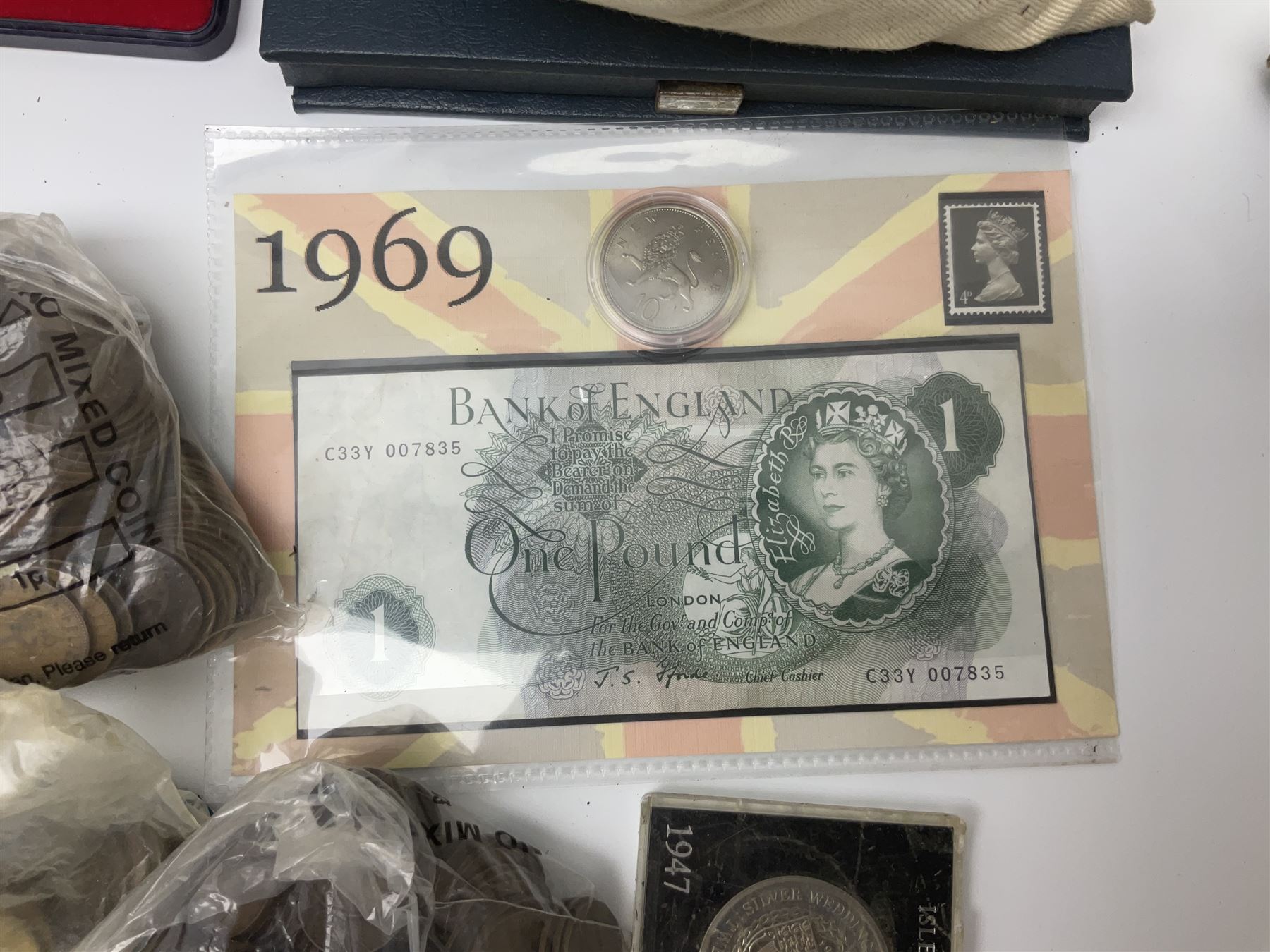 Great British and World coins, including halfcrowns, shillings, other pre-decimal coinage, The Royal Mint Great Britain and Northern Ireland 1972 coin set, commemorative crowns, various Irish coins etc