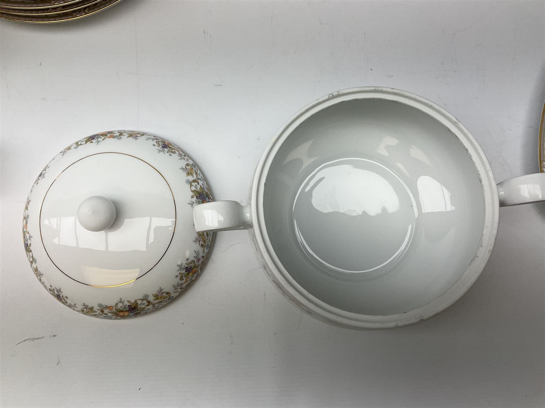 Noritake Ireland tea and dinner wears, comprising of teapot, milk jug, covered sucrier, seven teacups and saucers, seven dessert plates, six dinner plates, seven side plates, five bowls two serving dishes, one lidded tureen and a gravy boat and dish