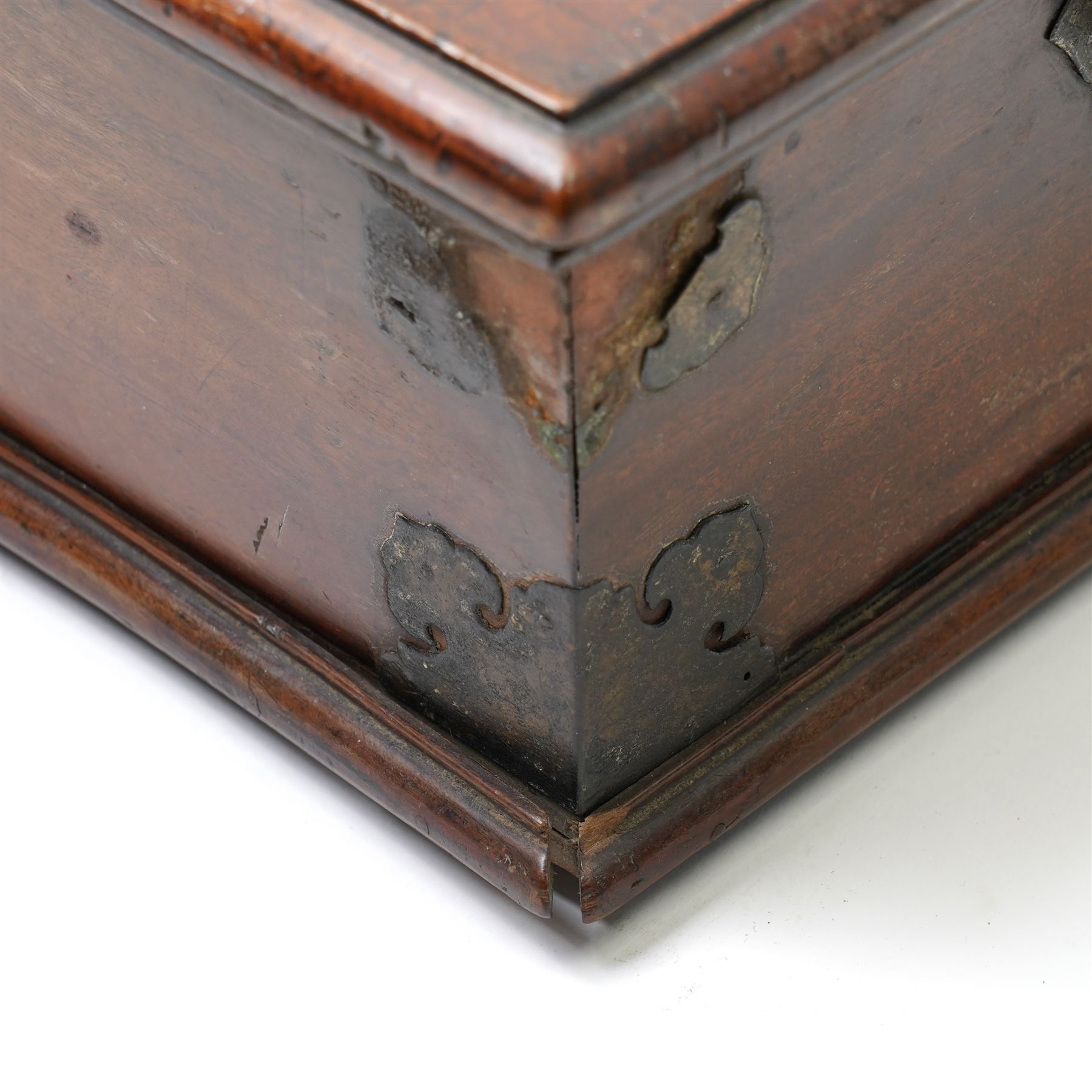Late 18th century Colonial ship's travelling chest with paper lined interior and side carrying handles W51cm