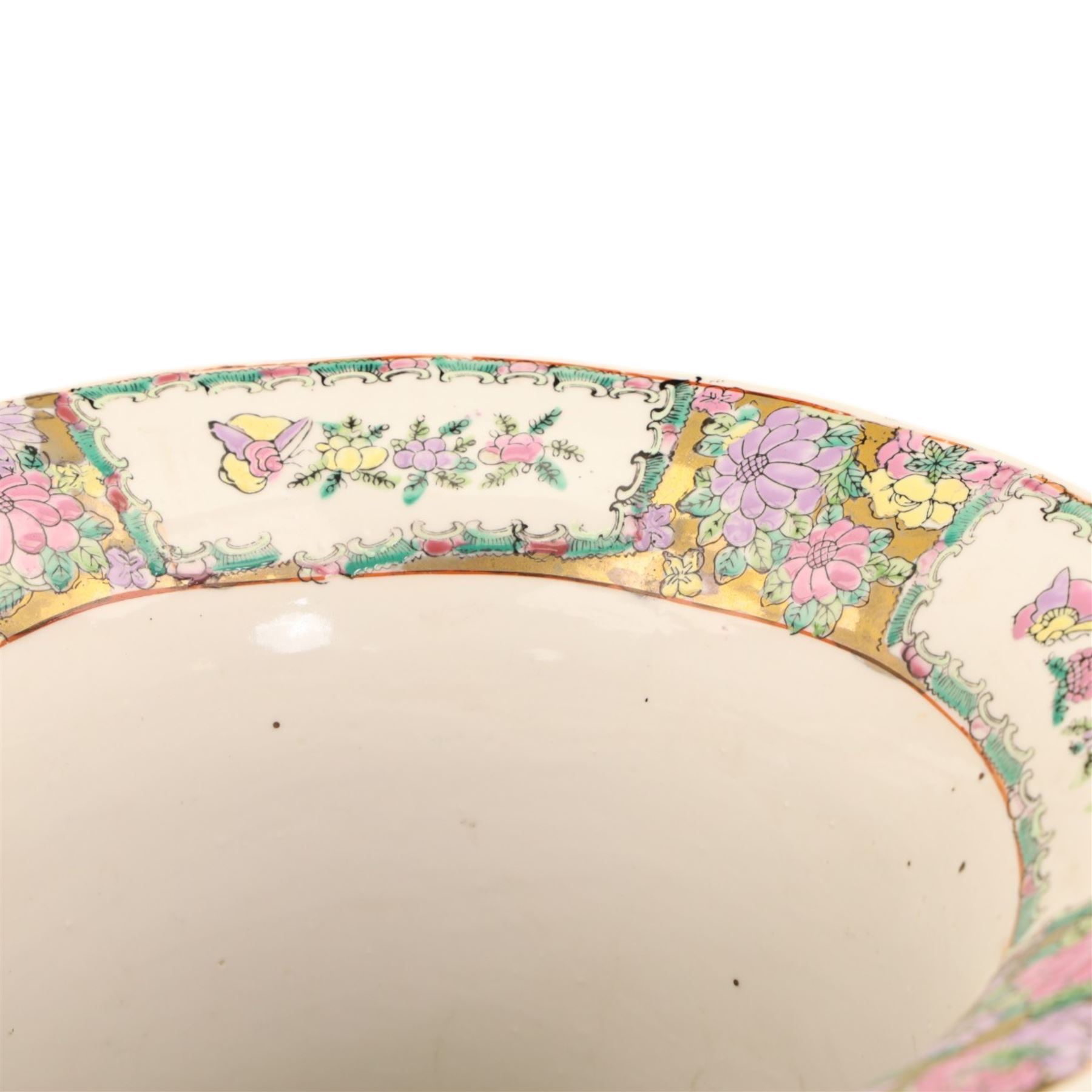 Chinese canton famille rose floor standing vase, decoration with panels depicting court scenes, surrounded by birds and flowers, with applied gilded Fo dogs and salamanders, H94cm