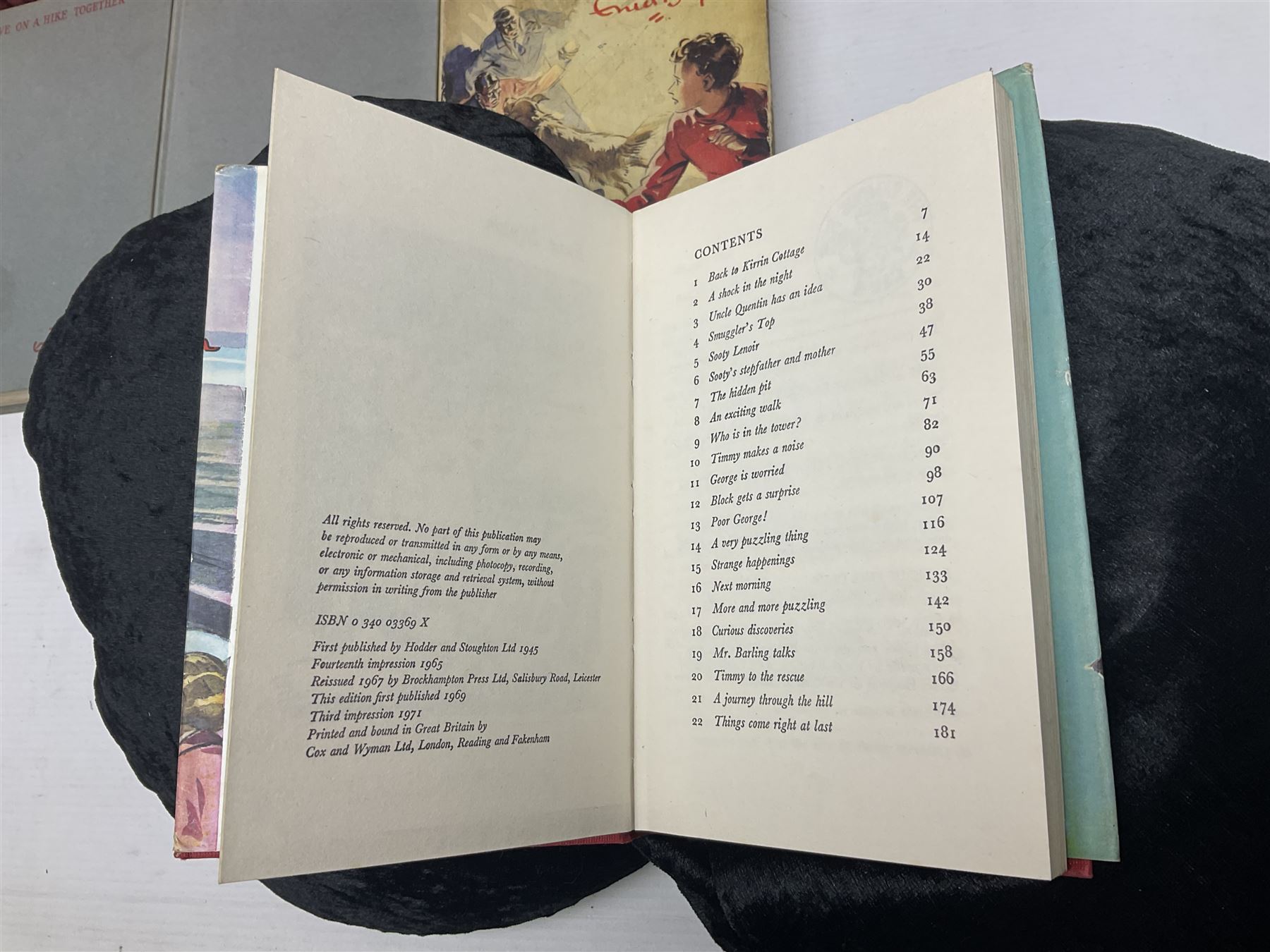 Enid Blyton; Famous five twenty volumes, including seventeen first editions