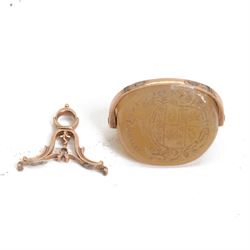 19th century 9ct gold agate triple swivel seal fob, each side engraved with armorial shiel...