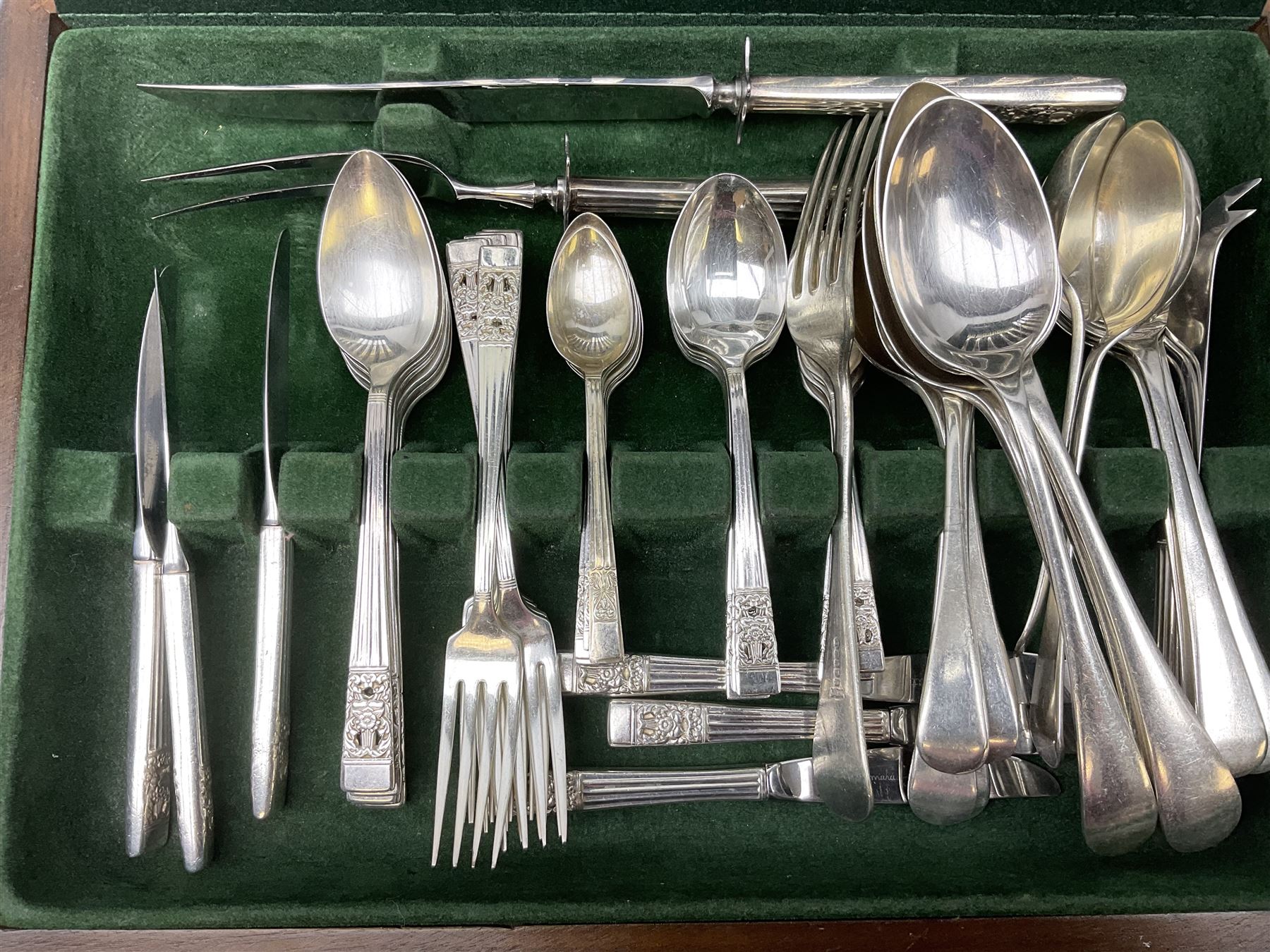 Oneida Community silver plated canteen of cutlery, decorated in the Coronation pattern, cased, together with additional silver plated cutlery