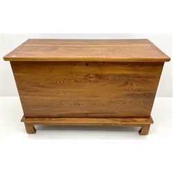 Large light elm blanket box, single lid, shaped supports