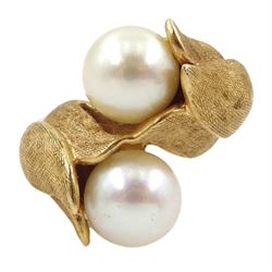 14ct gold tulip design ring, each centre set with a white cultured pearl