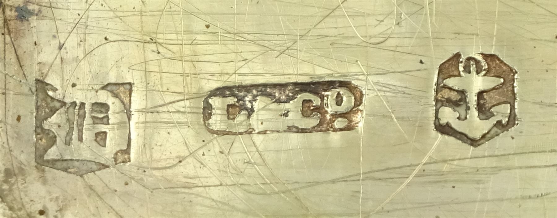 George IV silver small lidded box, engine turned decoration, the cartouche with engraved 'EEH To CAG' by Ledsam & Vale, Birmingham 1827