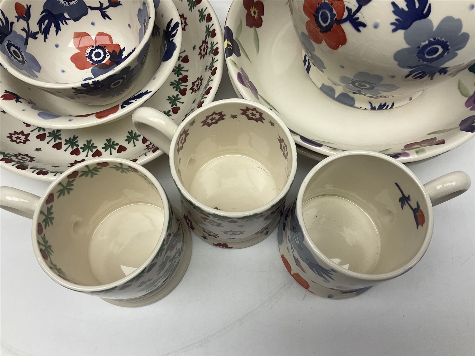 Emma Bridgewater ceramics, to include Christmas Joy Robin pattern meat platter, serving plate, bowl and two mugs, Anenome pattern jug, dinner plate, mug and three bowls, polka dot pasta bowl and two Wallflower pattern pasta bowls, largest D33.5cm