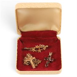 9ct jewellery, comprising stone set cross pendant, crucifix pendant on gold chain and a vi...