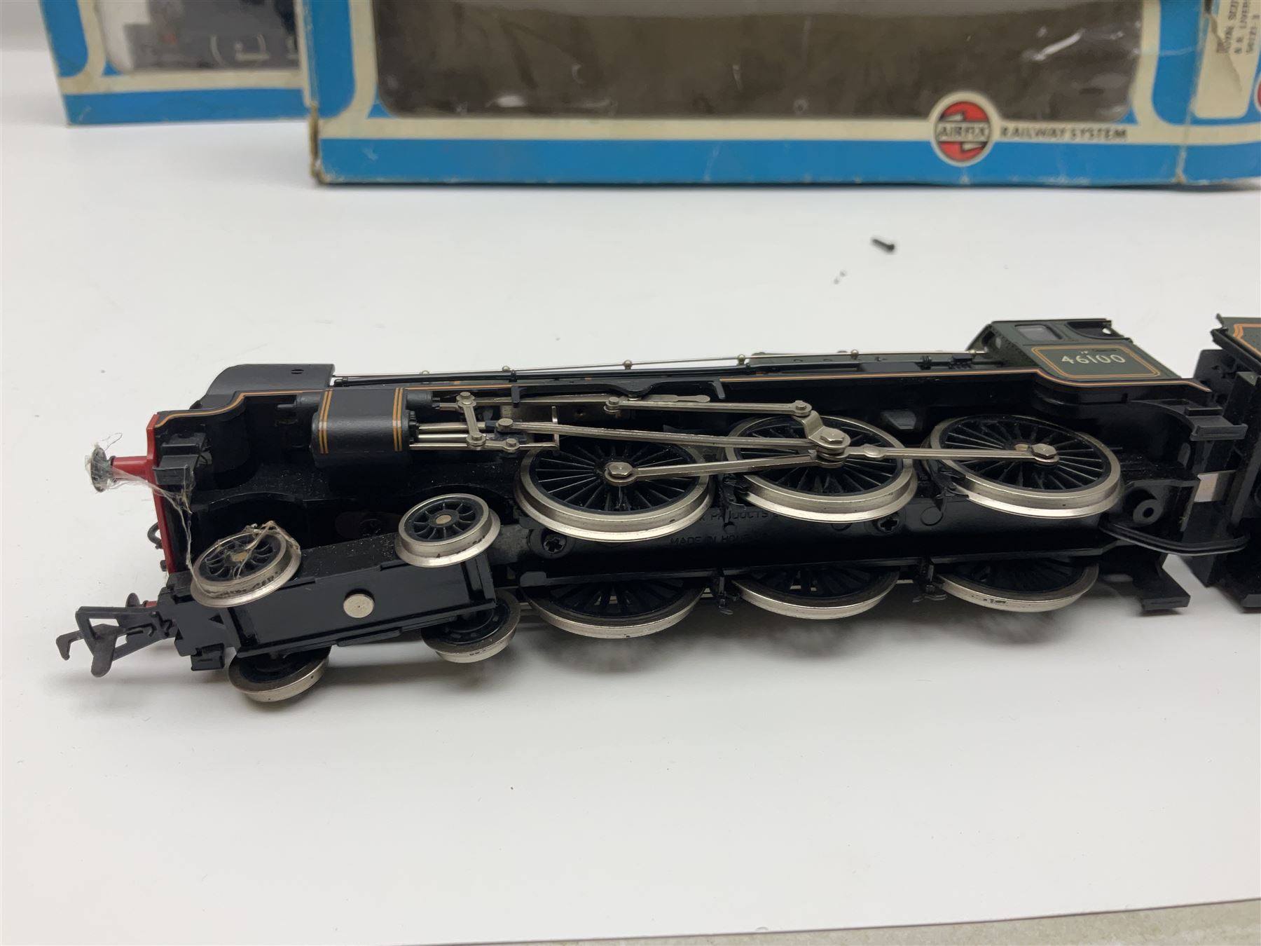 Airfix '00' gauge - Castle Class 4-6-0 locomotive 'Pendennis Castle' No.4069; Class 6P/7P Rebuilt Royal Scot 4-6-0 locomotive 'Royal Scot' No.46100; both boxed; Class 4F 0-6-0 locomotive No.4454 in associated box; another unboxed Class 4F 0-6-0 locomotive; and Class 14XX 0-4-2 tank locomotive No.1466 for spares or repair