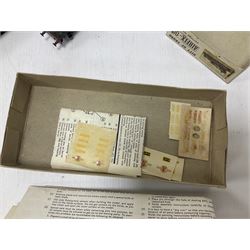 ‘00’ gauge - Airfix locomotive model kits comprising series 4 City of Truro kit and empty series 4 box, series 4 Mogul, two series 4 Harrow kits, all boxed; together with Rosebud Kitmaster Stirling kit and quantity of loose plastic locomotives and tenders from Airfix, Kitmaster, Ratio etc 