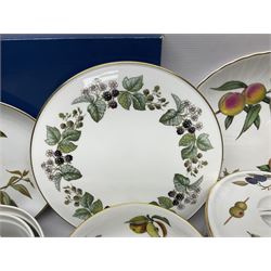 Royal Worcester Evesham pattern ceramics, including twin handled pot, oven dishes, pie dishes, bowls, jugs, etc together with other Royal Worcester ceramics 
