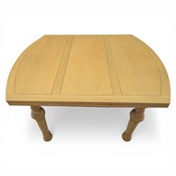 Edwardian light oak extending dining table, oval-ended rectangular top with panelled decoration and double line borders, draw-leaf extension action to 211cm long, on turned supports
