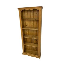 Pine open bookcase, projecting cornice over shaped frieze and four shelves