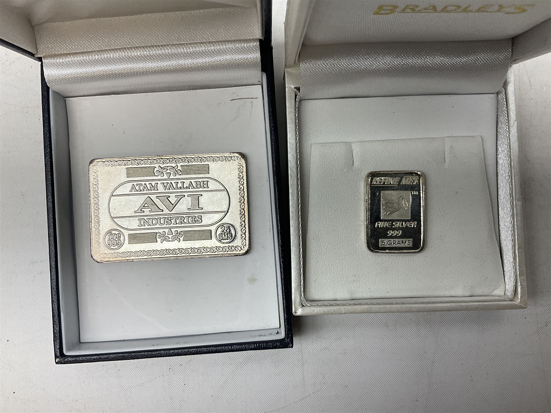 Quantity of silver comprising two 2012 Diamond Jubilee silver commemorative plaques stamped 999, hallmarked Birmingham 2012 with Jubilee stamp, together with a Prince William and Catherine Middleton silver bar stamped 999, Refine Met Fine Silver 999 bar and Atam Vallabh AVI Industries bar stamped fine 999, all tested, total weight approx 45.5g