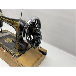 Singer sewing machine, serial no 1155087, H29cm