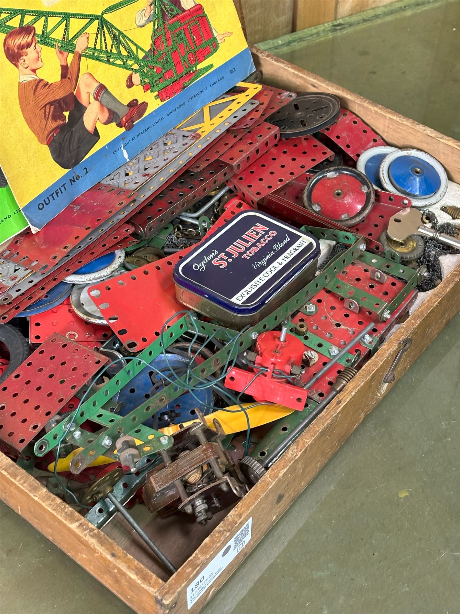 Mixed set of vintage Meccano in pine box. - COLLECTION BY APPOINTMENT FROM: The White House, Thirsk Road, Easingwold, York, YO61 3NF - CALL 01723 507111 TO ARRANGE