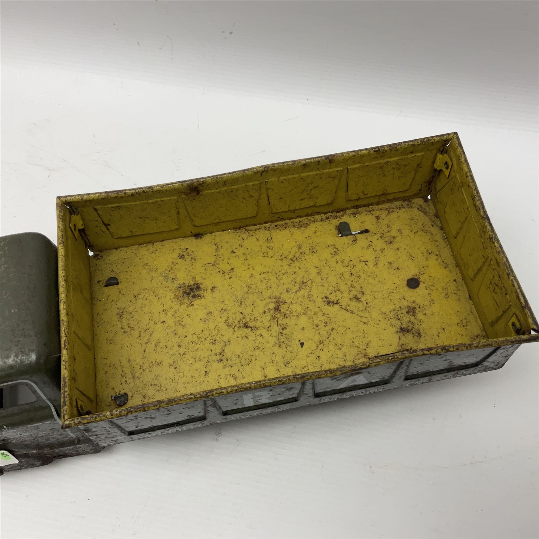 Louis Marx tin plate scale model of Royal Artillery Army transport lorry, circa 1940, H11cm, L32cm 