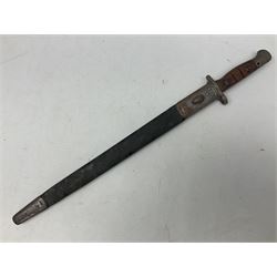 WW1 British 1907 pattern bayonet, the 43cm single edged fullered blade stamped to the ricasso with a crown GR cypher 1907 8 15 Sanderson, with various ordnance marks verso, two piece walnut grip, pommel stamped 1HLI 354; in steel mounted leather scabbard stamped 140 to the throat L57cm overall