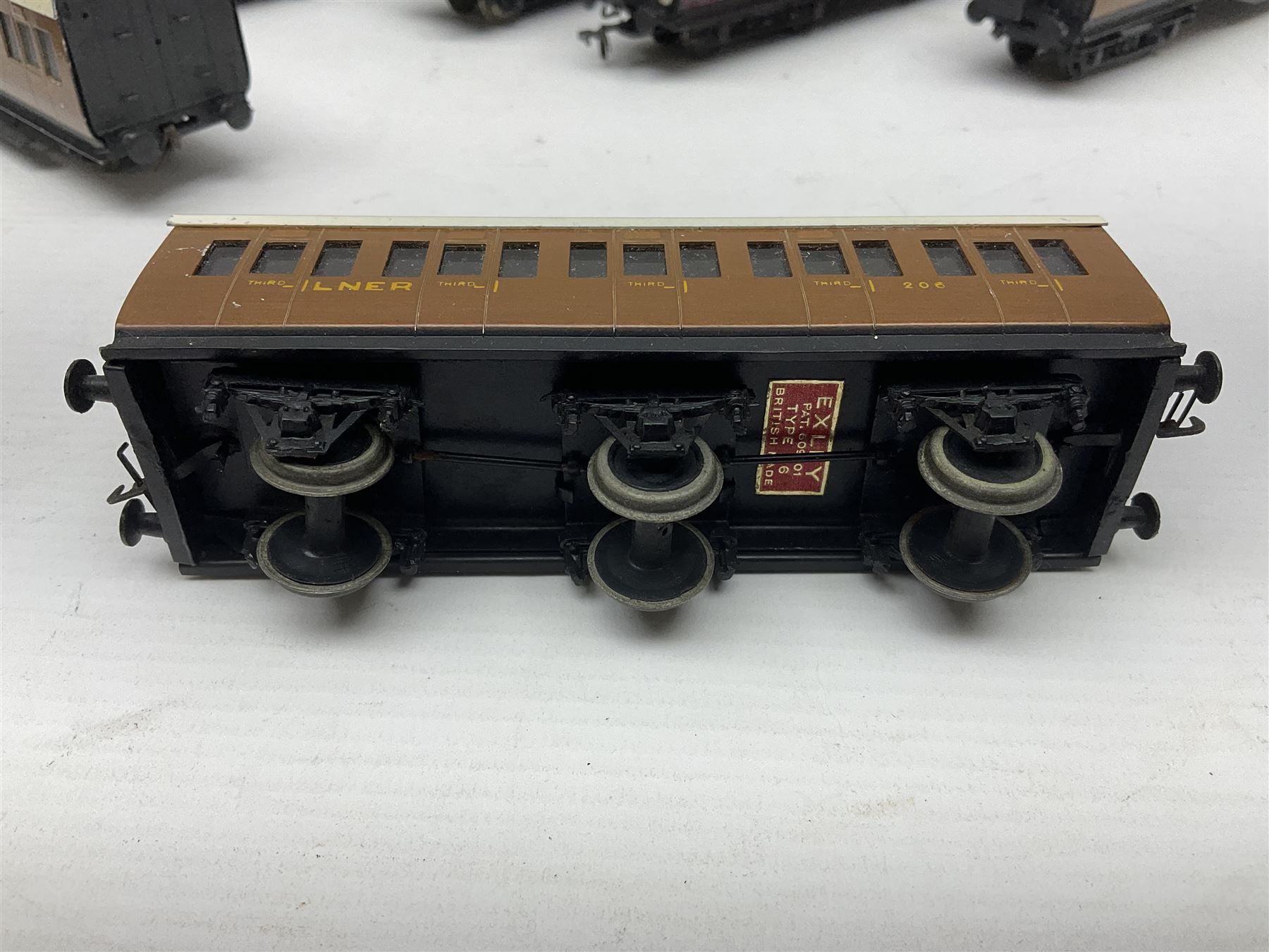 Exley '00' gauge - fourteen various coaches comprising four LMS maroon (3322 3rd, 2202 3rd, 6665 3rd and 388 Sleeping Car 3rd), LNER green/cream Buffet Car 21419, LNER teak 8639 1st, Southern green 6688 3rd, GWR brown/cream 3322 3rd, LNER 206 3rd, LNER 319 1st/3rd, SR green 351 3rd, SR green 188 Parcel Van, GWR 331 3rd and GWR 362 3rd; all unboxed (14)