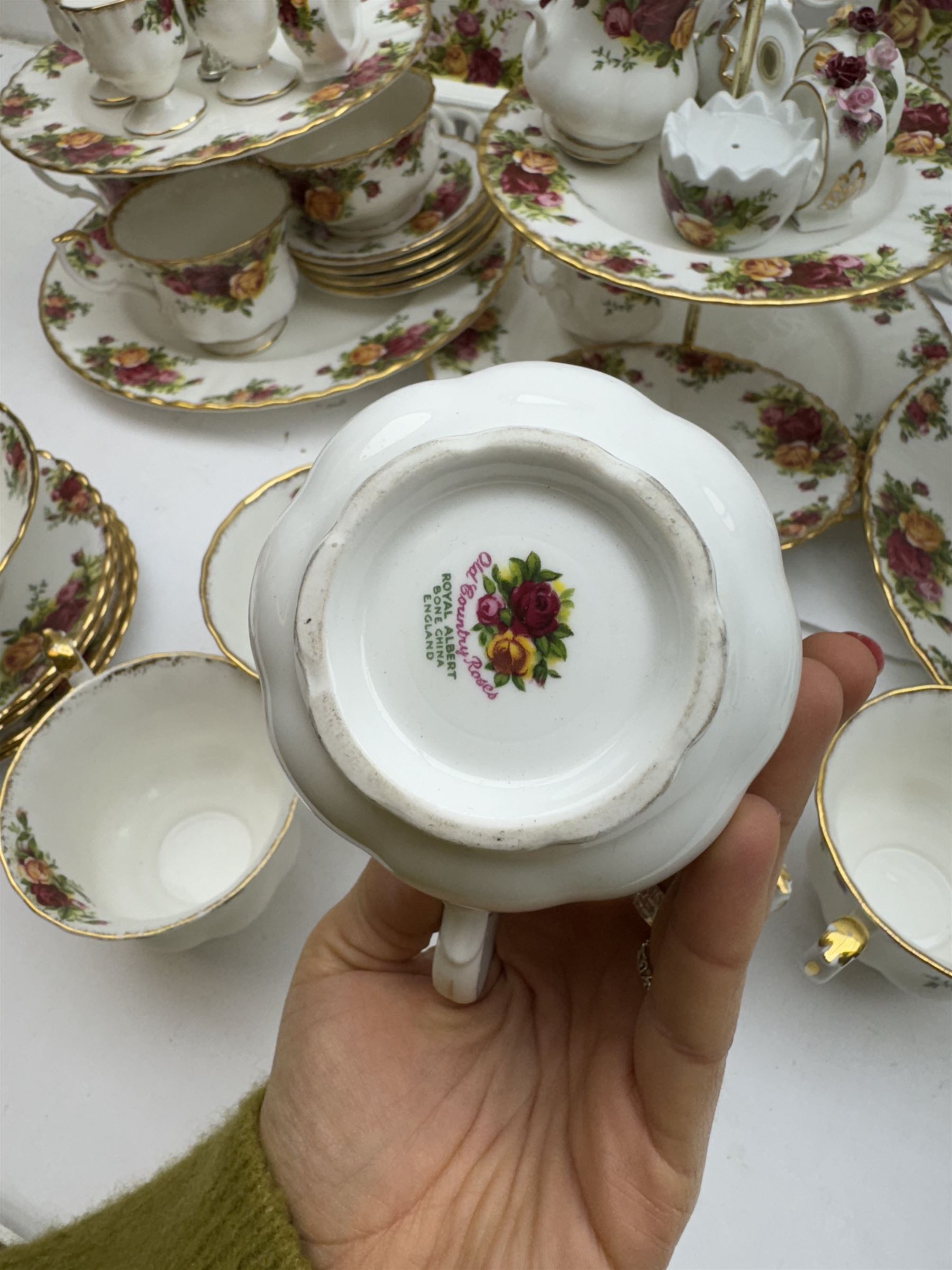 Royal Albert Old Country Roses pattern tea and dinner wares, including tiered cake stands, cake plate, napkin rings, egg cups, pierced serving platters, etc 