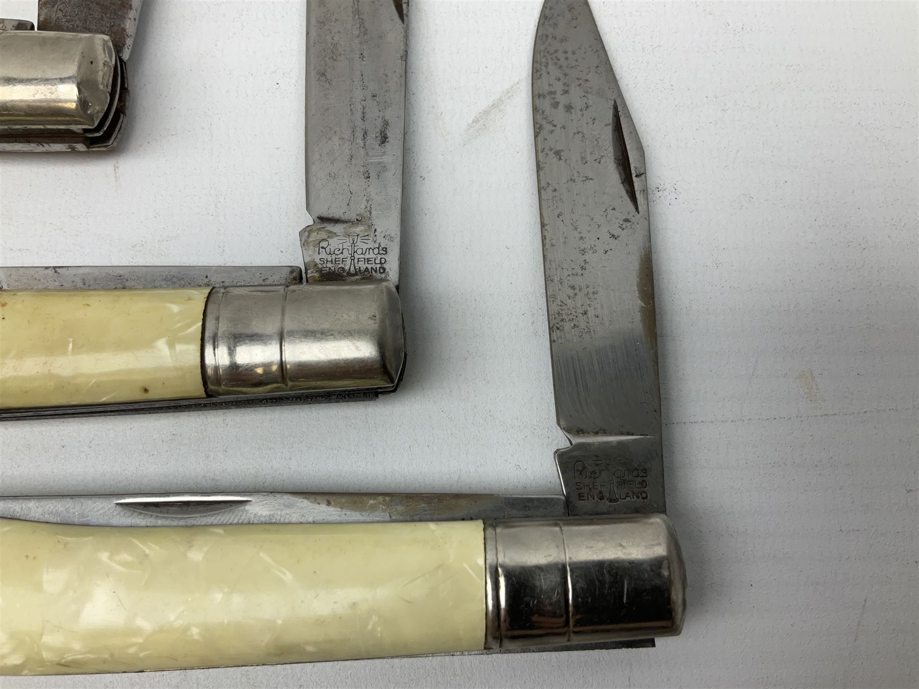 Eighteen pocket knives including examples by Richards of Sheffield, knife  commemorating the Royal Wedding 29th July 1981 etc