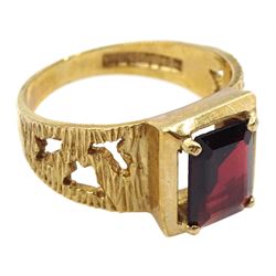 9ct gold single stone garnet ring with pierced bark effect shoulders, hallmarked 













