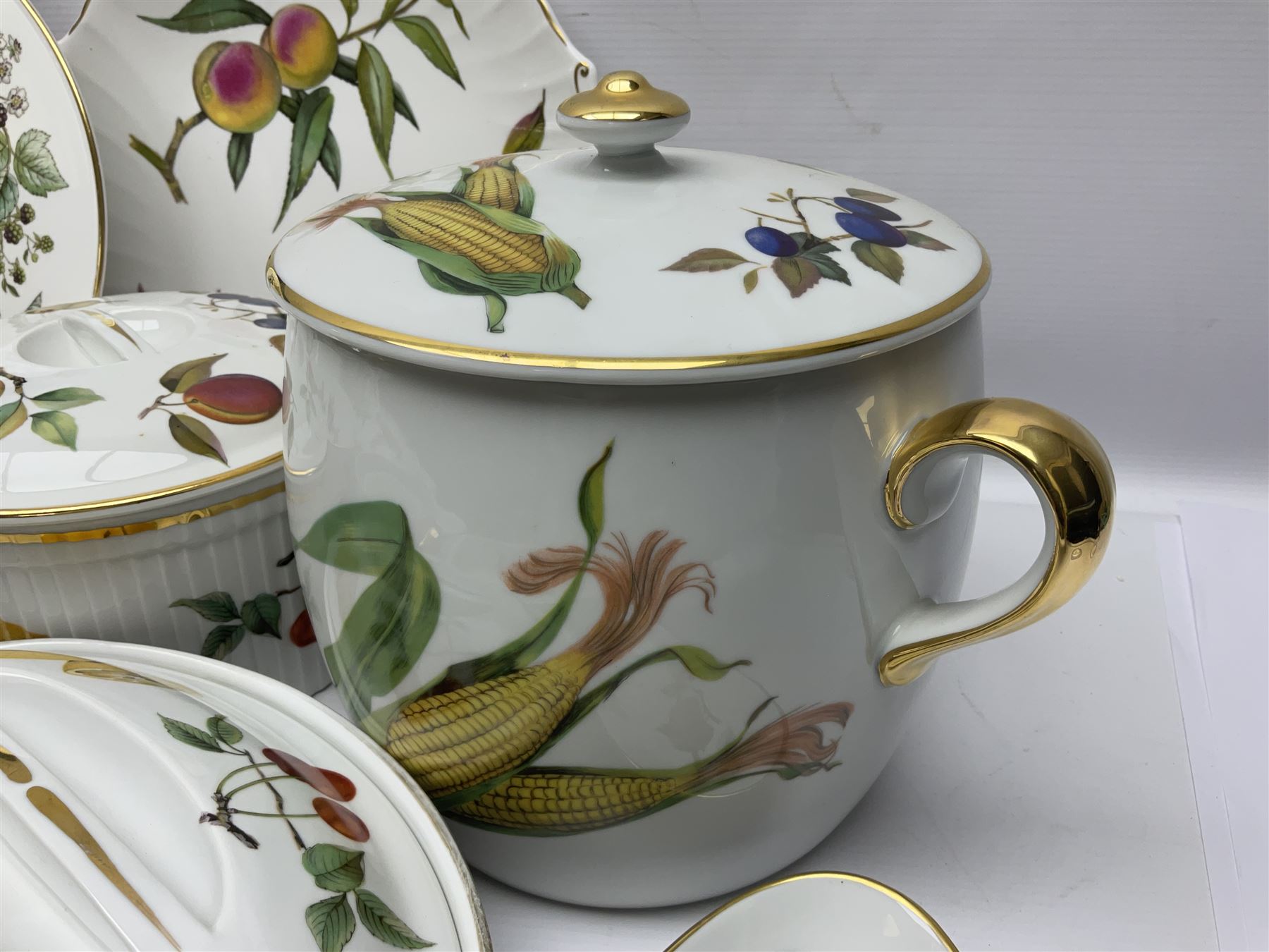 Royal Worcester Evesham pattern ceramics, including twin handled pot, oven dishes, pie dishes, bowls, jugs, etc together with other Royal Worcester ceramics 