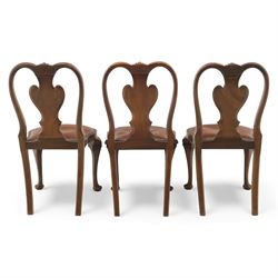 Queen Anne design walnut dining suite, comprising a rectangular dining table with carved moulded edge and rounded corners, raised on cabriole legs terminating in pad feet, together with a set of six matching dining chairs, each with shaped splat back, leather upholstered seat and cabriole supports (Extends to 230cm)