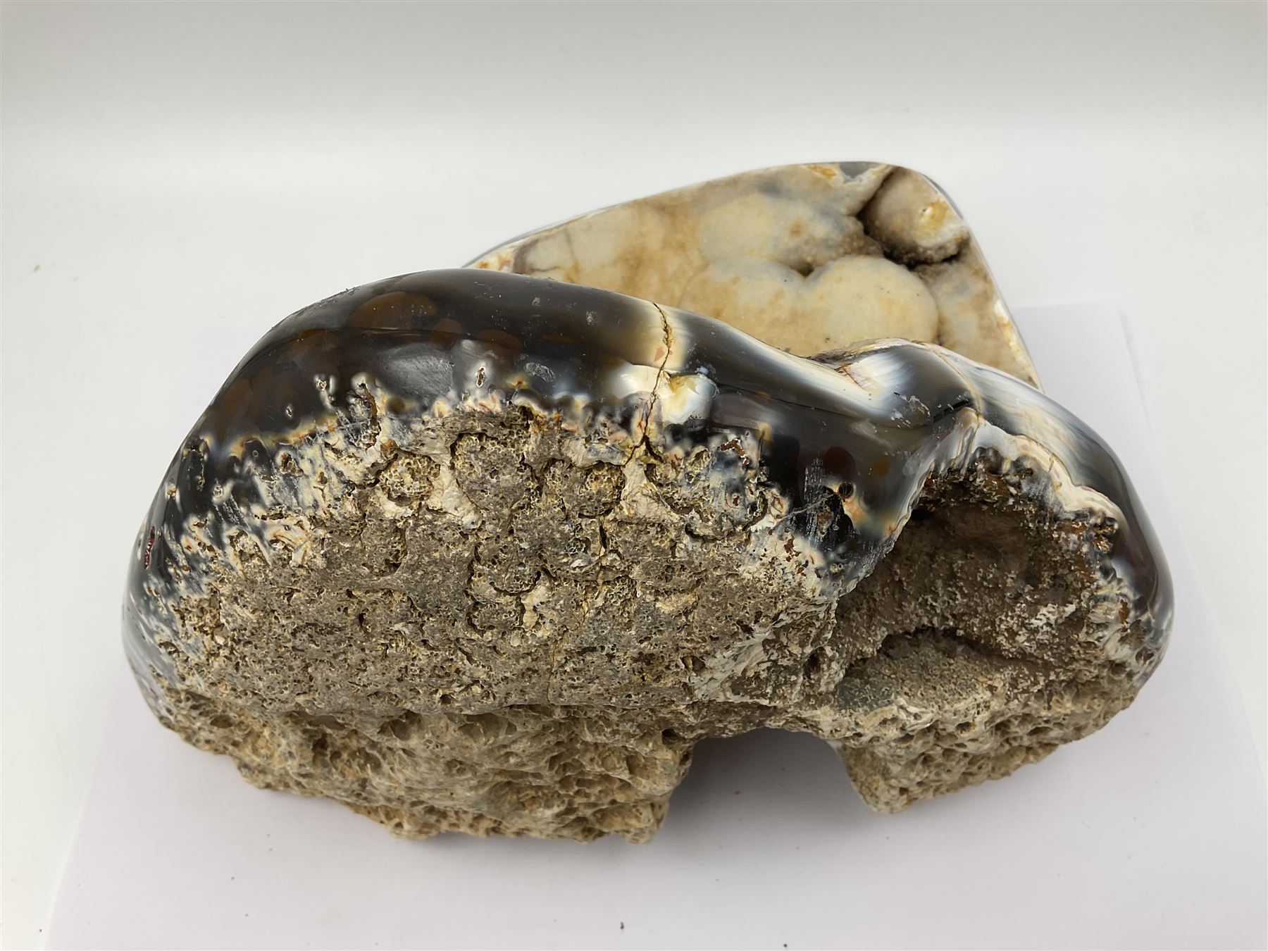 Large agate crystal geode cluster, in blue, brown and cream tones, H18cm