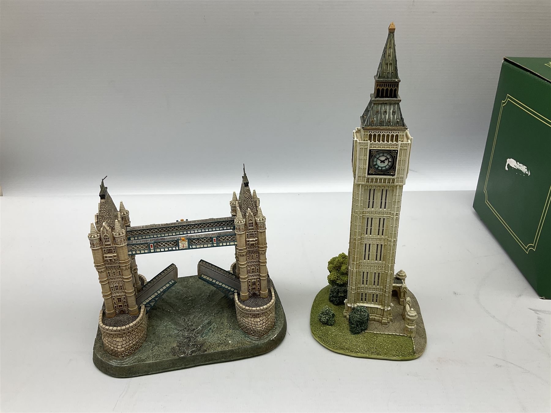 Thirteen Lilliput Lane models to include 'The King's Arms', Britain's Heritage collection Edinburgh Castle,  Tower Bridge, Big Ben, English Collection 'Bluebell Arms', etc, six boxed with deeds
