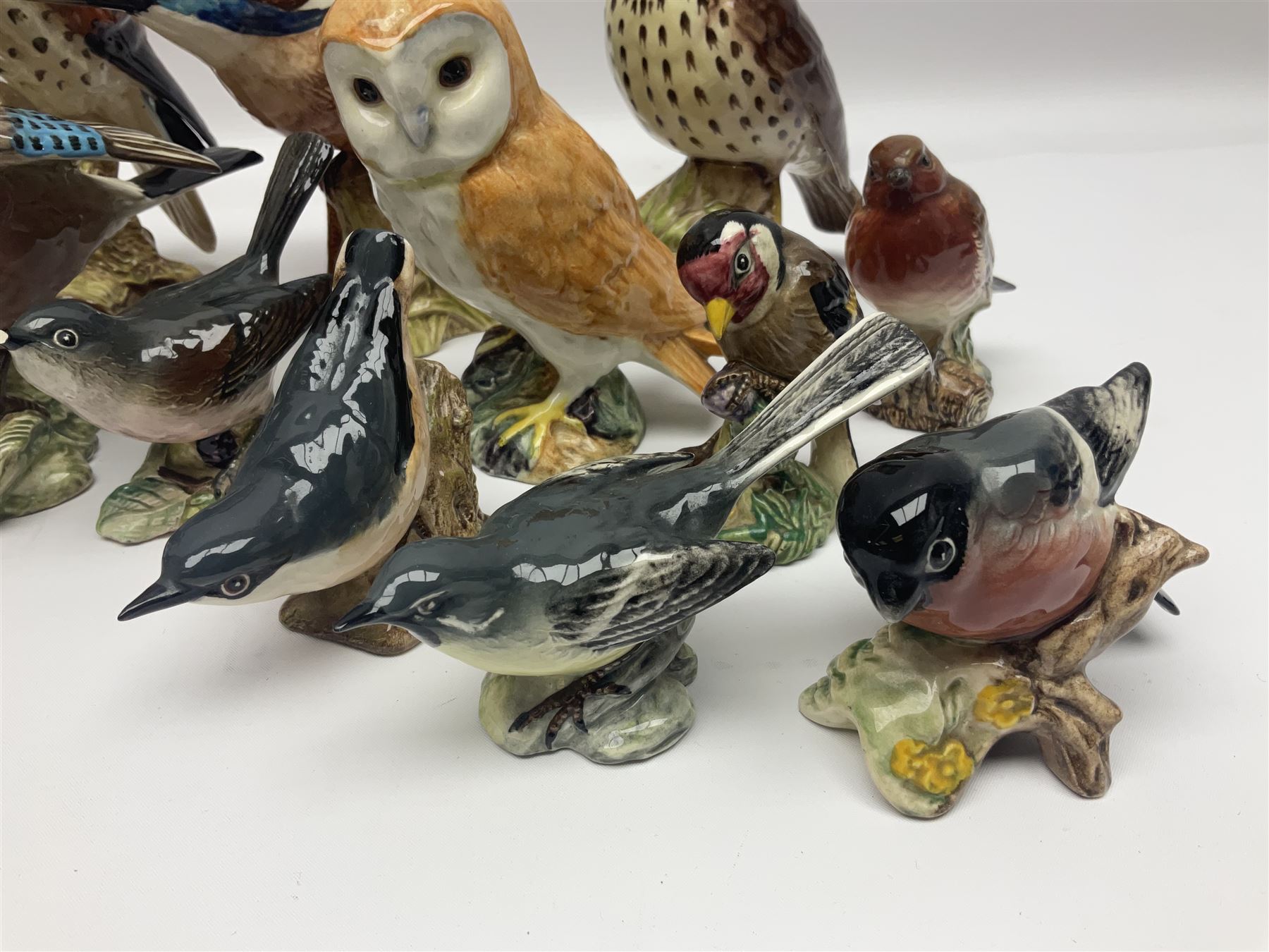 Collection twenty one of Beswick bird figures, to include Lapwing no 2416, Kingfisher no 2671, Red Pigeon 1383, Cuckoo no 2315, Nuthatch no 2418 etc