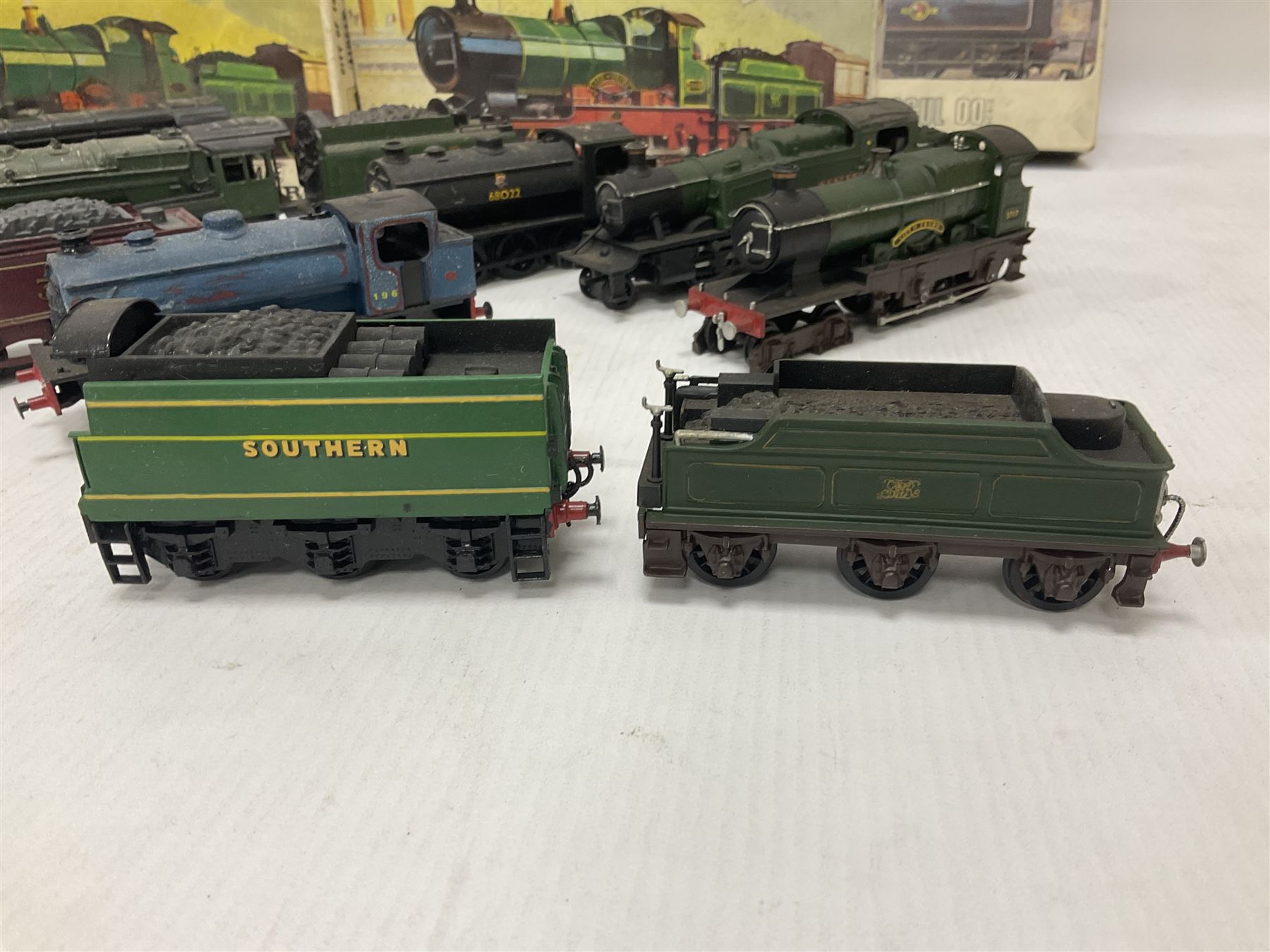‘00’ gauge - Airfix locomotive model kits comprising series 4 City of Truro kit and empty series 4 box, series 4 Mogul, two series 4 Harrow kits, all boxed; together with Rosebud Kitmaster Stirling kit and quantity of loose plastic locomotives and tenders from Airfix, Kitmaster, Ratio etc 