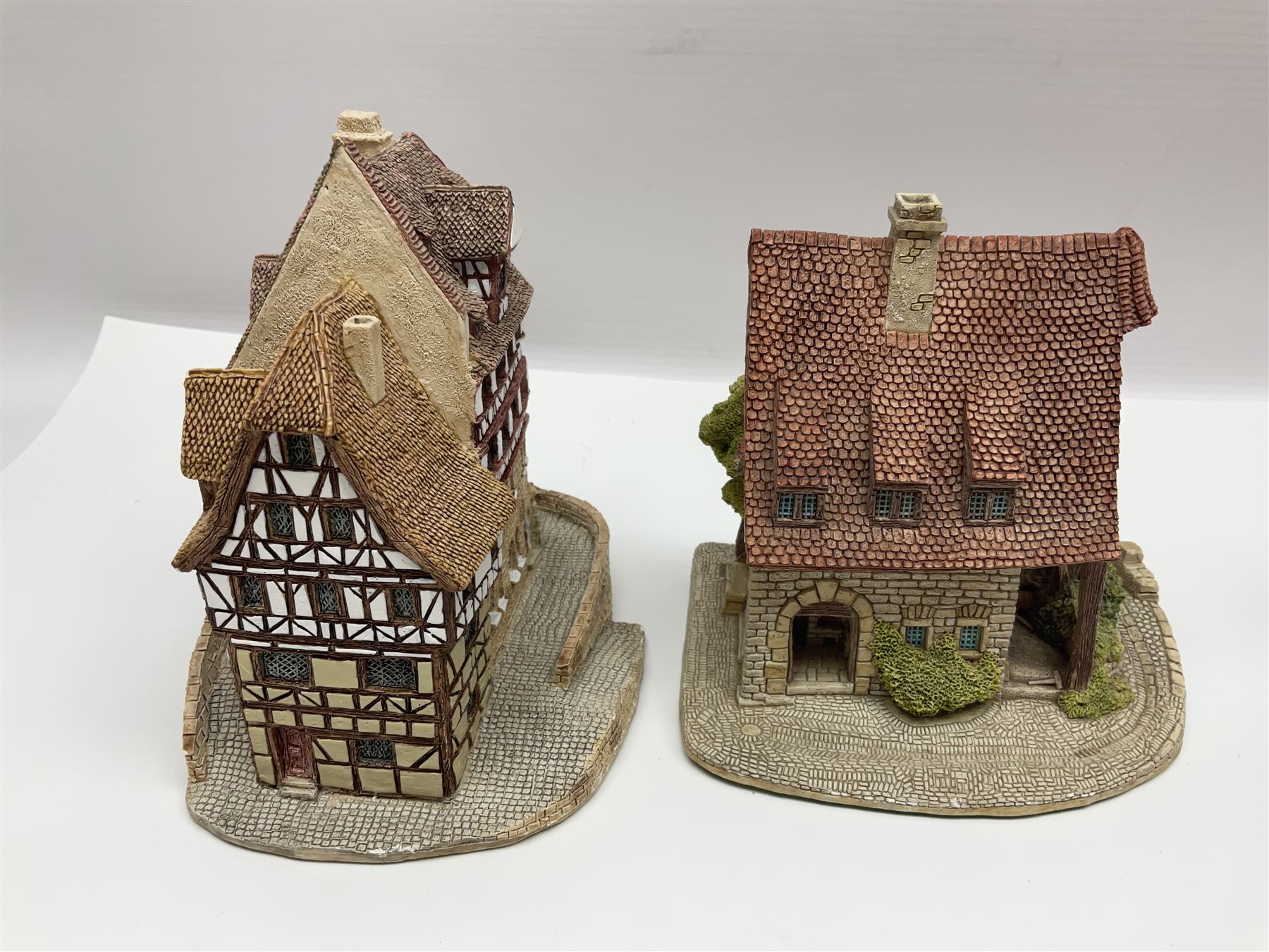 Sixteen Lilliput Lane models from the European collections, to include Dutch Collection; Aan de Amstel, Wipmolen, French Collection; Cabane De Guardian La, Porte Sachoenenberg La, German Collection Alte Schmiede, Das Rathaus, etc some with original boxes and deeds 
