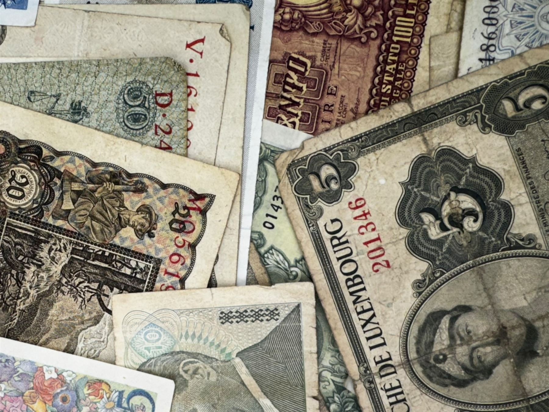 Great British and World banknotes, including Bank of England Hollom ten pounds 'A18' and five pounds 'N12', Fforde ten pounds 'A70' and five pounds 'Z26', various one pound notes, Central Bank of Belize one dollar '1st January 1987', Canada one dollar 'Ottawa 1973' etc
