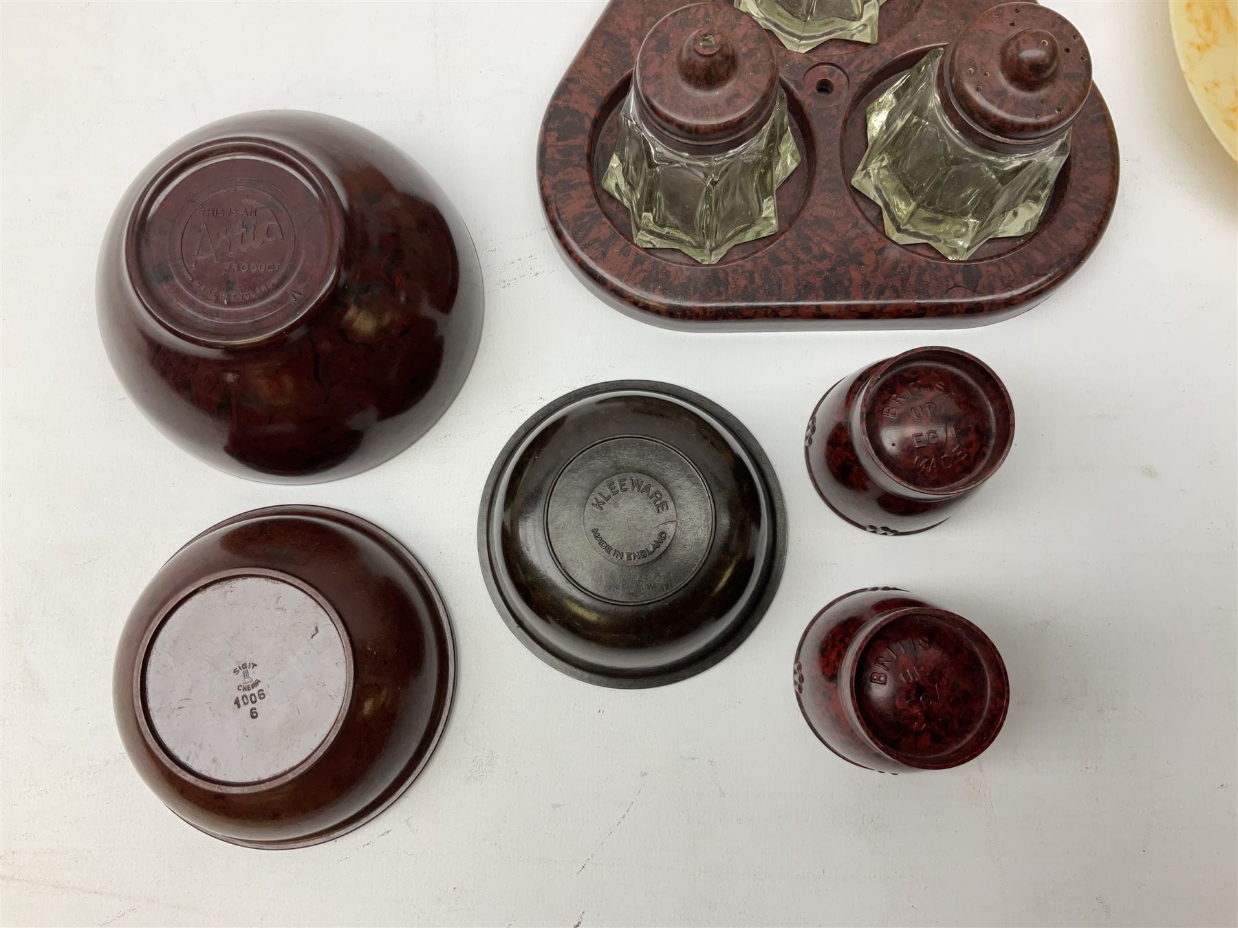 Collection of Bakelite to include Ormond hair dryer, 1930a Prettywell inkstand, Bandalasta marbled green teacup trio, two Sirram cups and saucers, Diadam Linga Longa etc