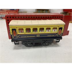 ‘0’ gauge - six boxed Hornby Hachette coaches comprising three Saloon Cars and three Dining Cars in original boxes; three loose ‘SNCF’ cars; three crossings, two Hornby/Meccano railway stations, one bridge and a water tank; two further Mettoy Railways ‘Railway Bridge’ in original boxes (17)