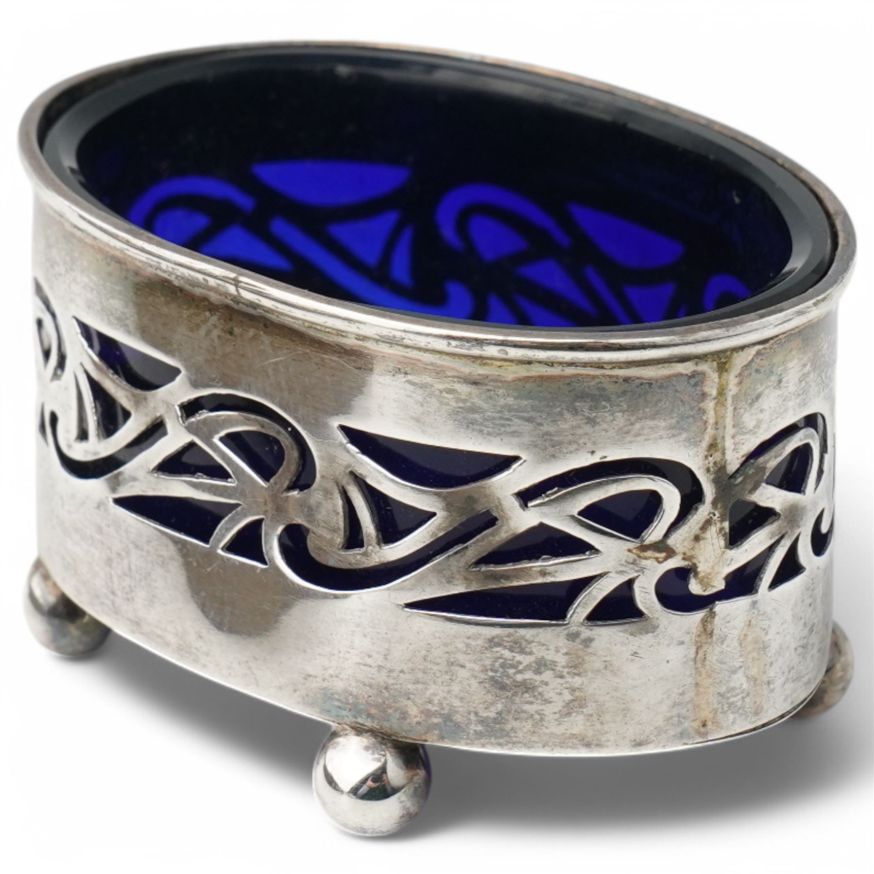 Engine turned silver powder compact Birmingham 1938, silver oval salt and matching pepperette Birmingham 1901, small silver sweetmeat dish and napkin ring