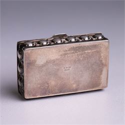 Modern silver snuff box, of rectangular form decorated in relief with bead decoration, with import marks for RR, London 1975, W4cm
